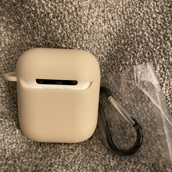Queen AirPod 1/2 Case #90 - Picture 3 of 3